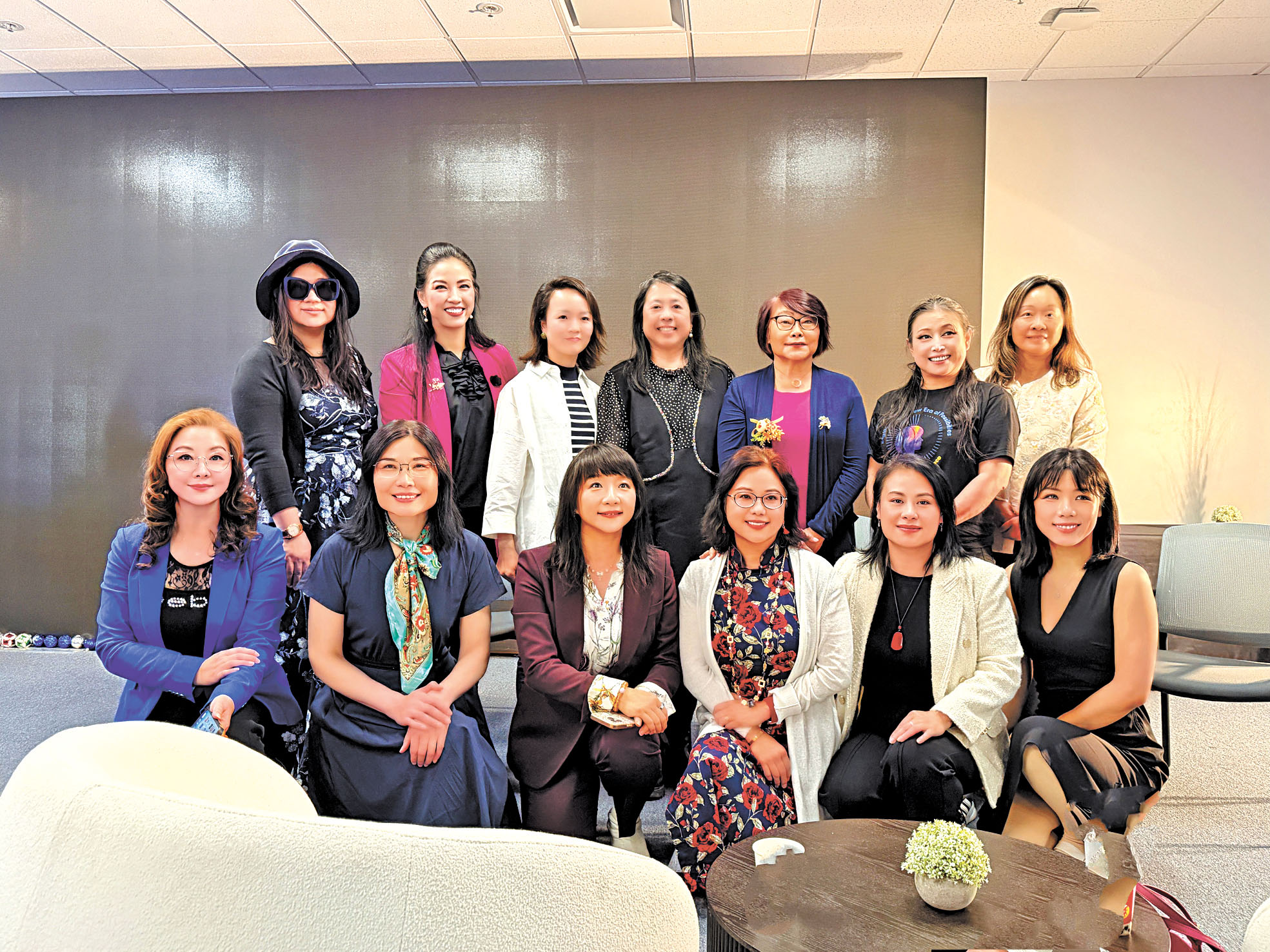 參與「女性領導力矽谷論壇」的部分嘉賓合影。大會提供