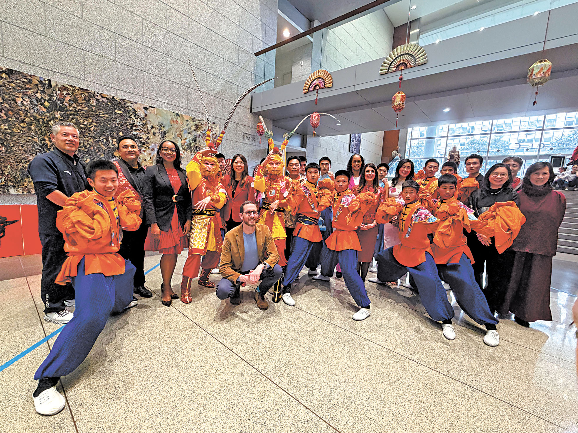 州府官員與社區代表共同慶祝農曆新年。記者蘇婕雅攝