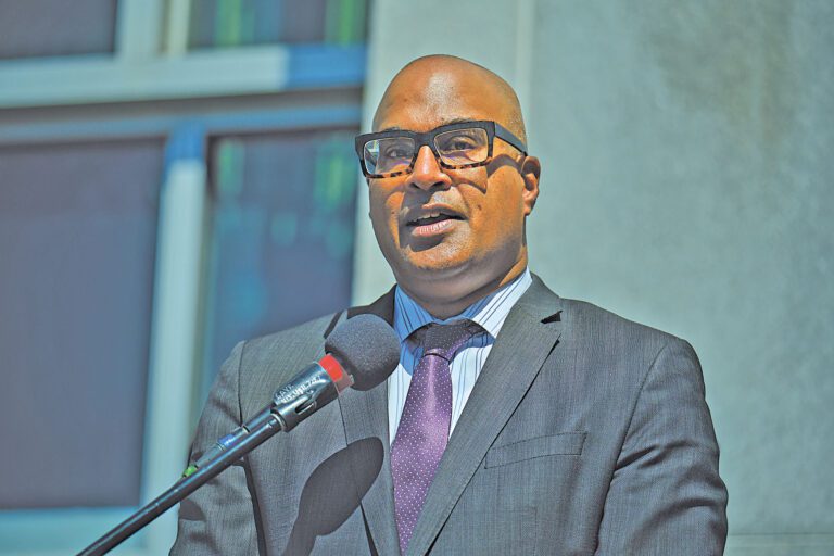 三藩市公辯律師力儲文。本報資料圖