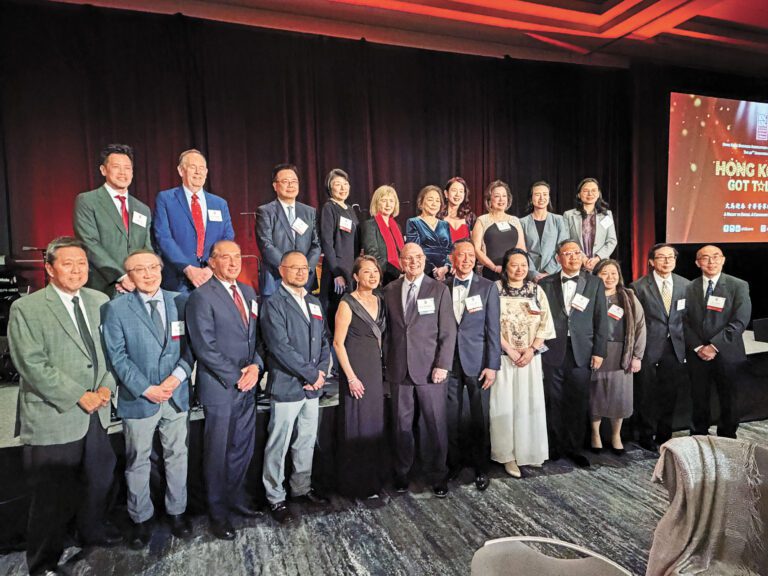 出席香港北加州商會42週年慈善晚宴的市府官員與商會主要成員合照。記者蘇婕雅攝