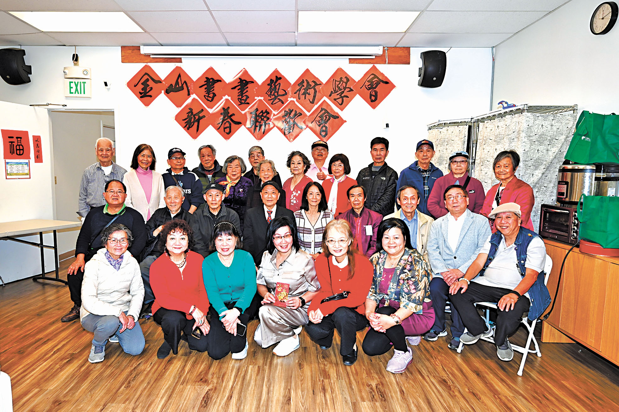 舊金山書畫藝術學會同仁在新春聯歡活動中合影。馬紅兵攝