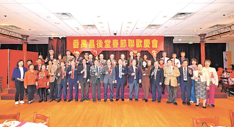 中領館官員與昌後堂首長董事及嘉賓共同敬酒。馬紅兵攝