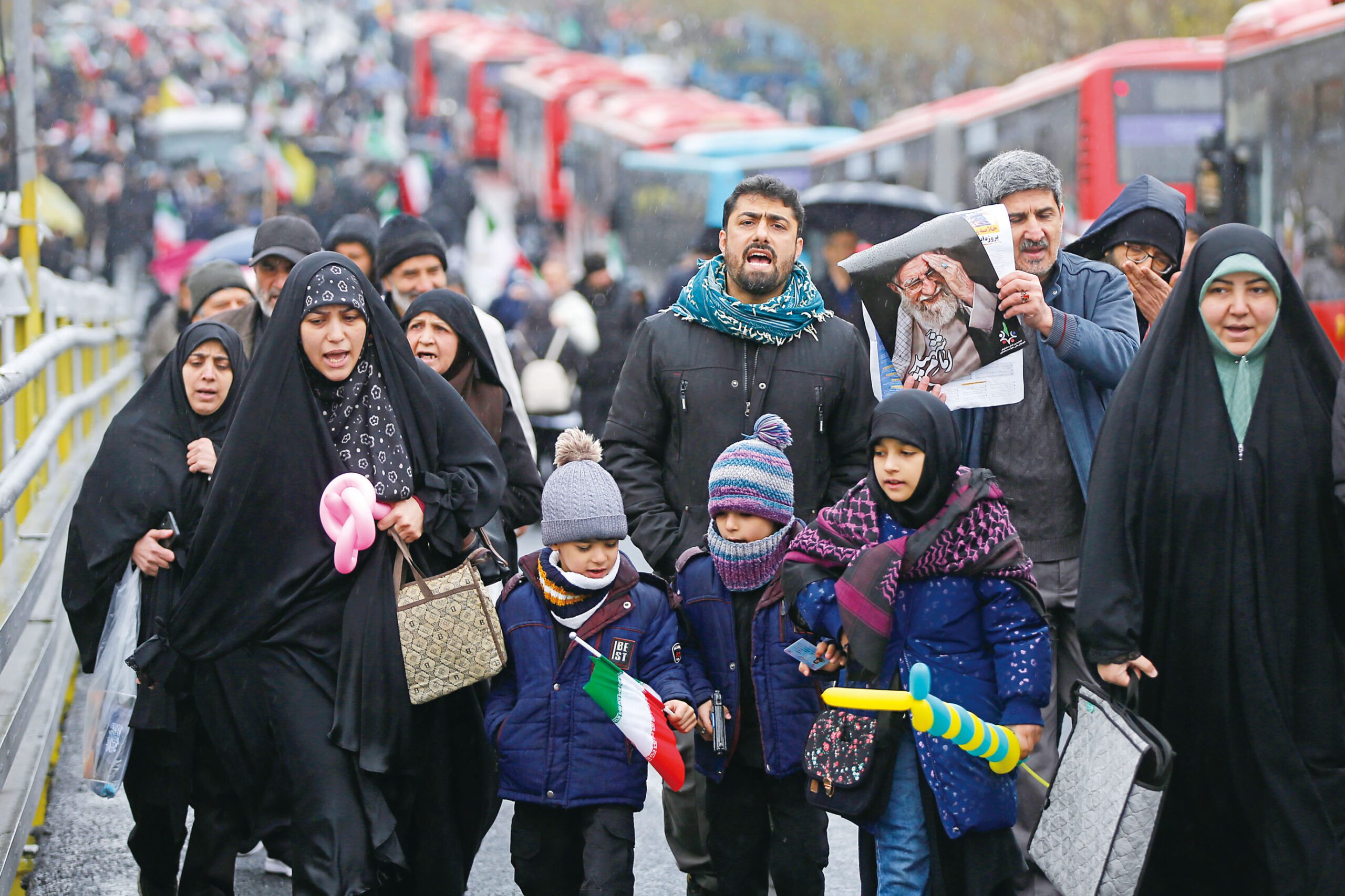 抗議者舉著哈梅內伊及其繼任者的照片。新華社