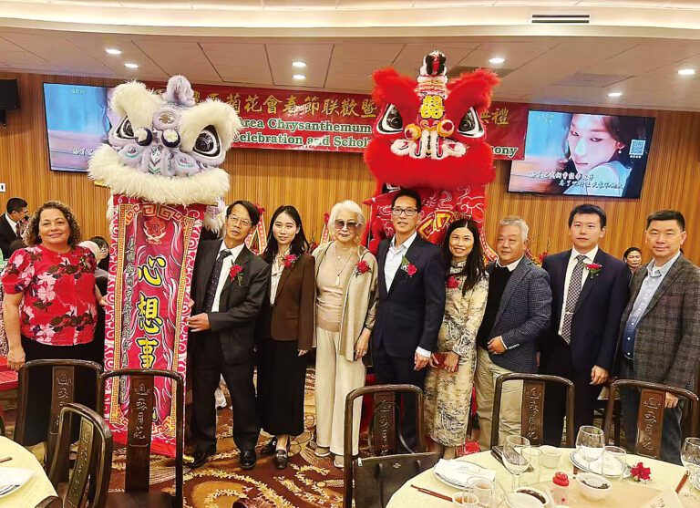 參宴賓主合照（由左至右）：Santa Clara 縣農業局局長 Priscilla Yeaney、灣區菊花會主席 鄺順邦、中國駐舊金山總領館領事 姚瑤、北京同鄉會會長 何孔華、美國企業家聯誼會會長 何華斌、灣區菊花會主席夫人 鄺玉佩、Fresh Green 集團總裁 Steve 陳、中國駐舊金山總領館領事 宋雨桐、合泰興建材集團總裁 Herman 鄺