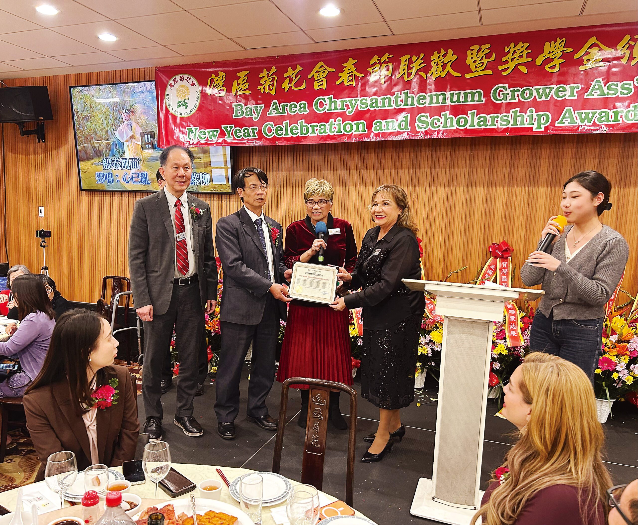 Milpitas 市長 Carmen Montano 向菊花會頒發獎狀