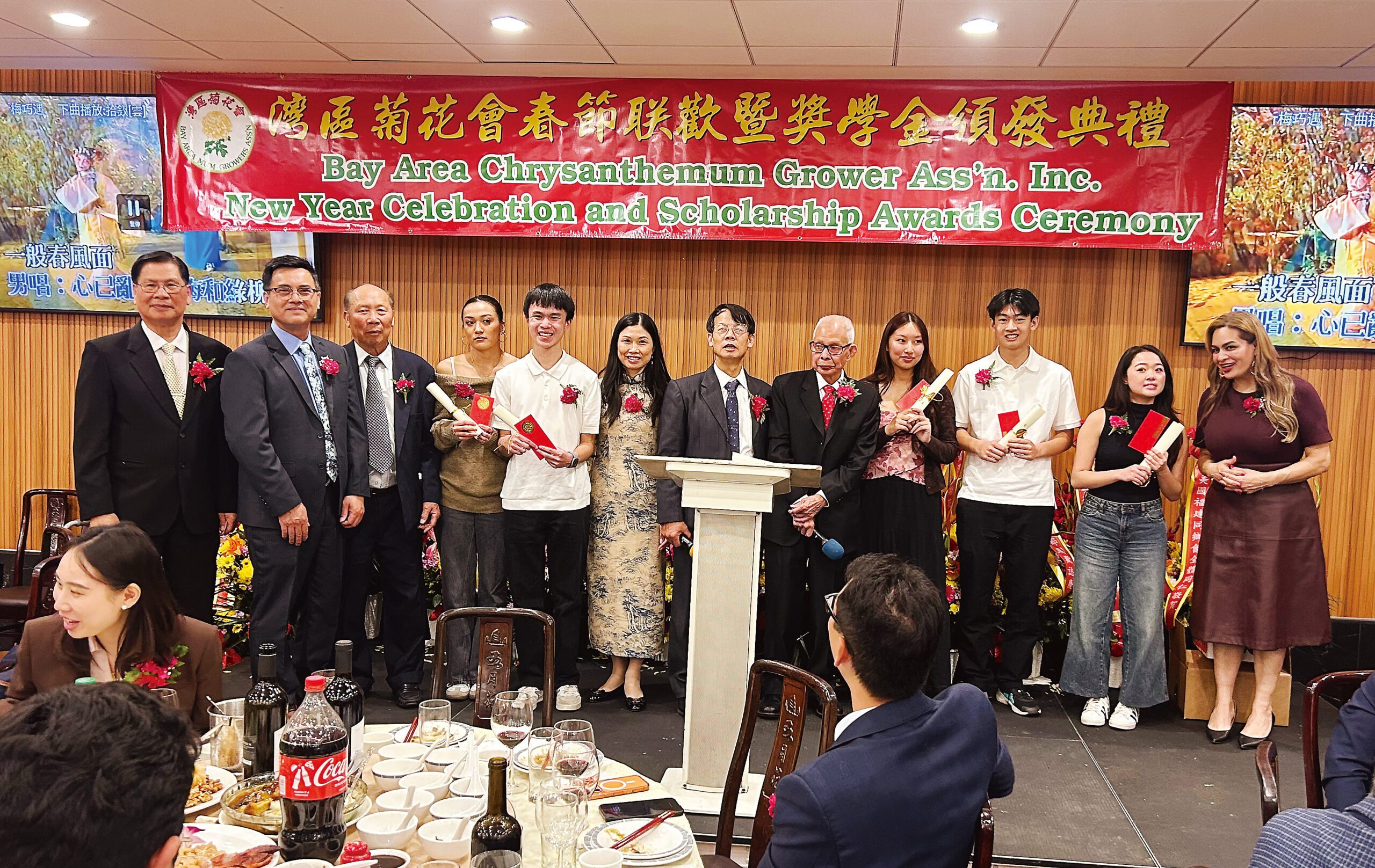 向今年榮獲獎學金的五位優秀學生頒發獎項