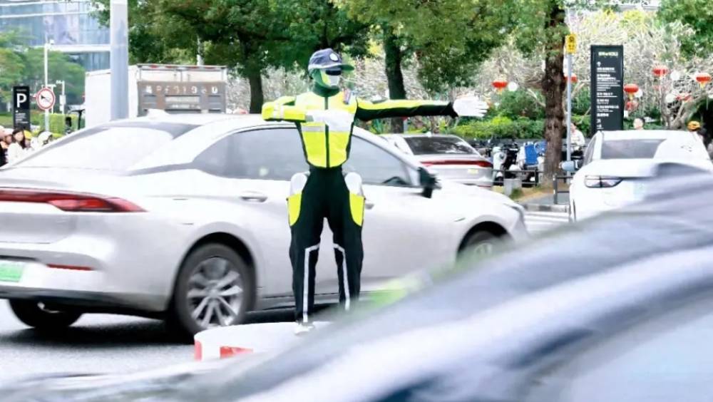 深圳AI機械交警進駐路口 繁忙時段實時指揮交通