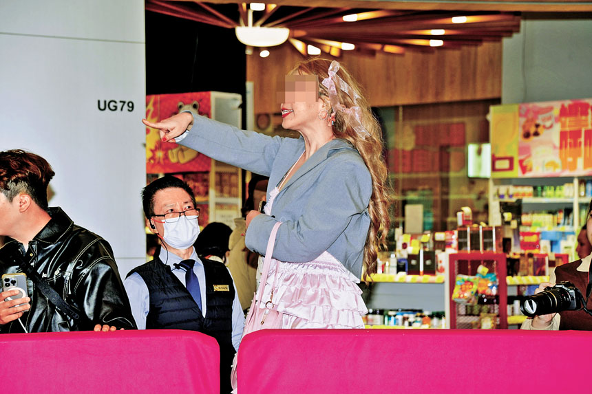 前日該女子向衛詩雅和黃又南掟水樽，隨後被趕走。