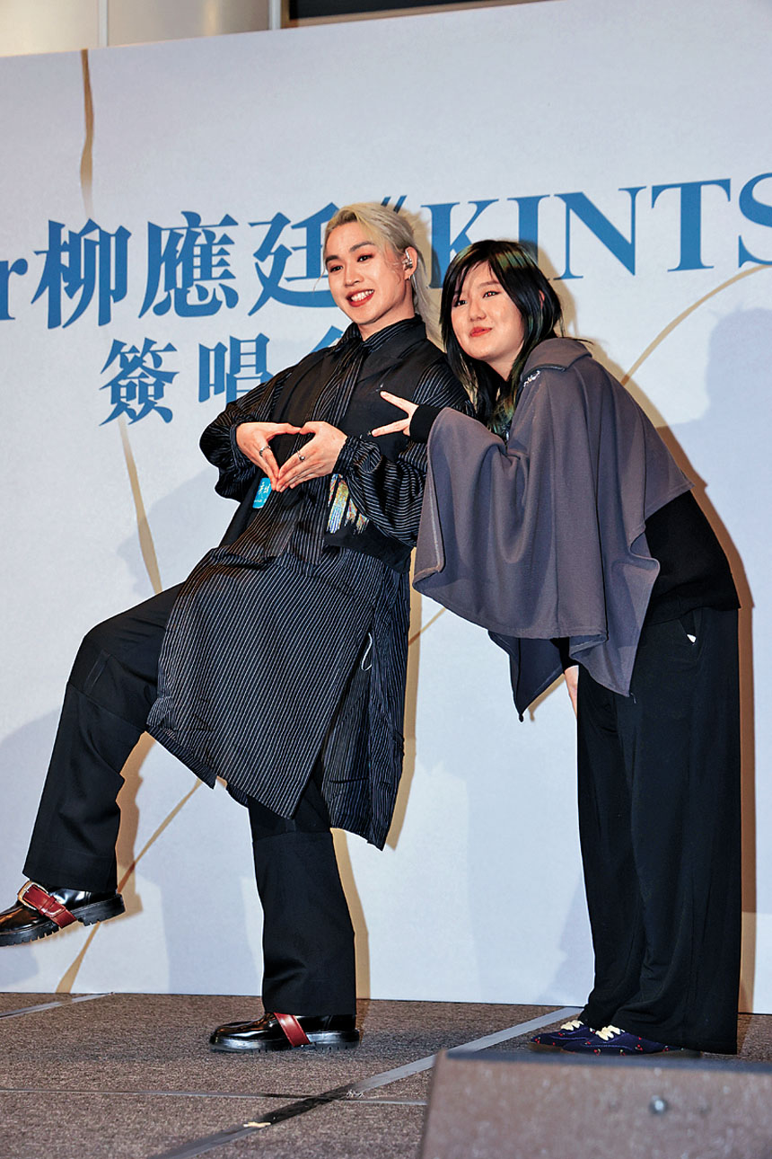 Jer搞怪擺甫士與粉絲合照。