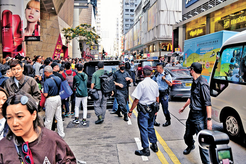 兩位仙氣女神吸引大批粉絲，有警員到場維持秩序。