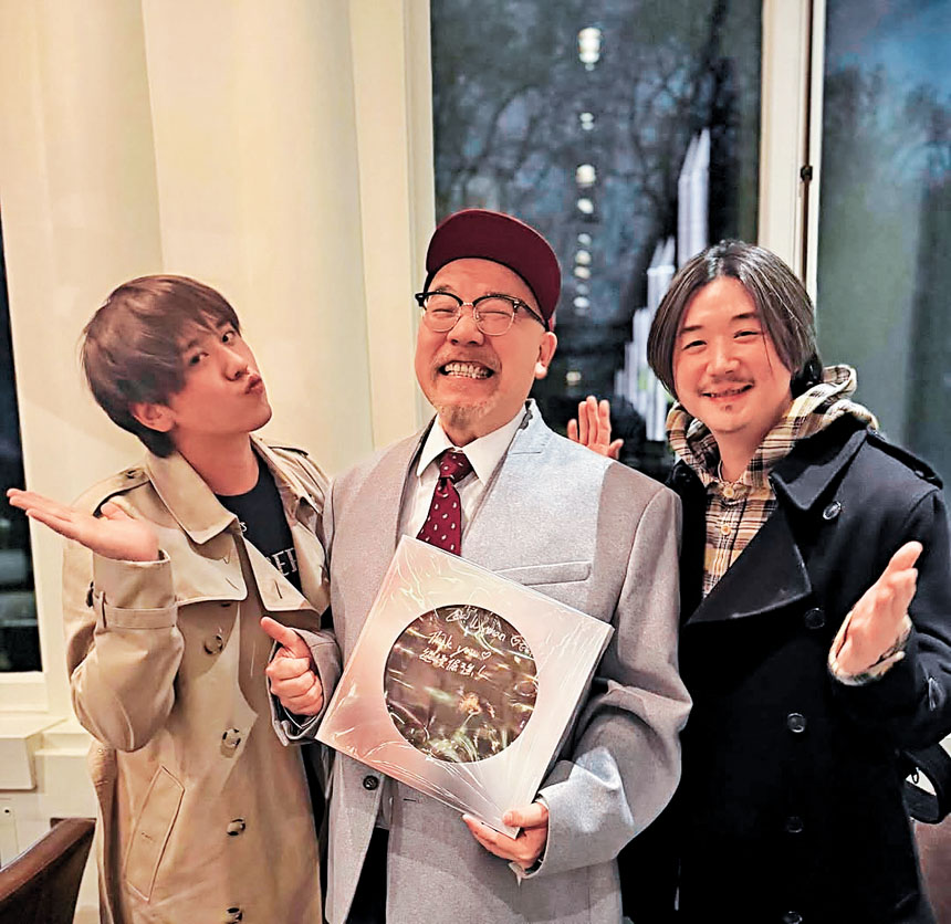 姜濤不忘去拜訪黃偉文。