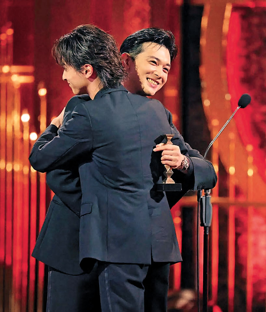 去年影帝兼《國寶》拍檔橫濱流星頒獎給新任影帝吉澤亮，二人激動擁抱。