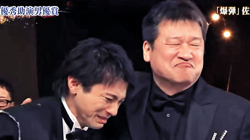 伊藤二朗憑《爆彈》奪男配角獎，擺完獎回到台下即攬住戥他開心到爆喊的山田裕貴。