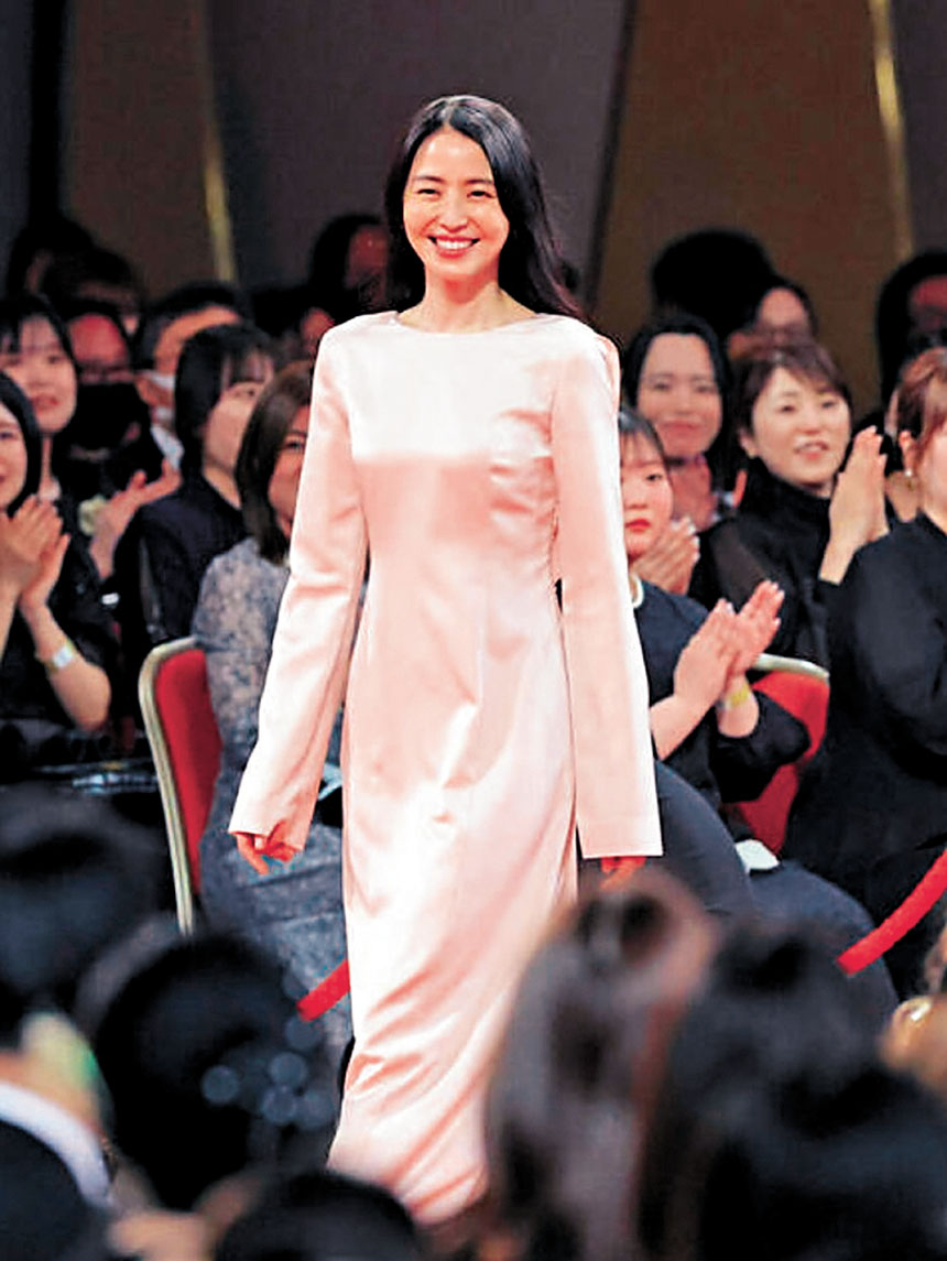 入圍影后的長澤正美現身頒獎禮，這是她婚後首度在日本亮相。