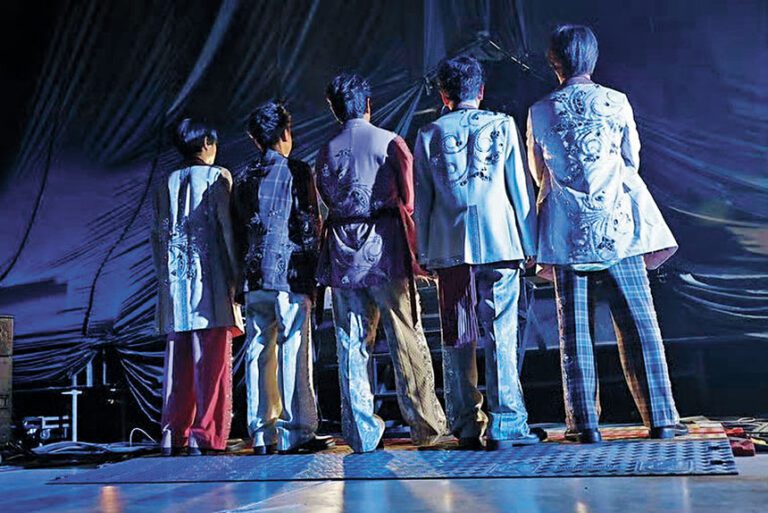 「嵐」的巡演嚴禁場內拍攝，但他們在粉絲俱樂部公開了5人在場內所拍的「背後照」。