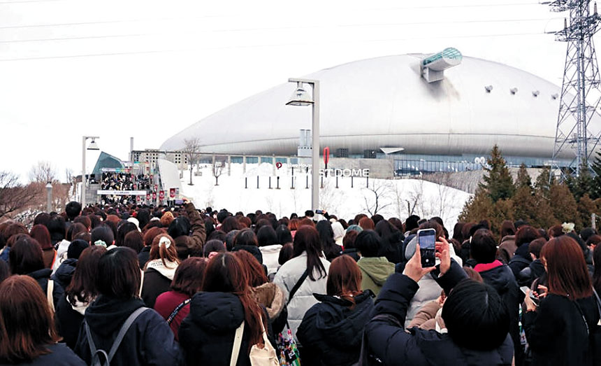 前日開騷前，札幌巨蛋外逼滿等候入場睇騷的粉絲。