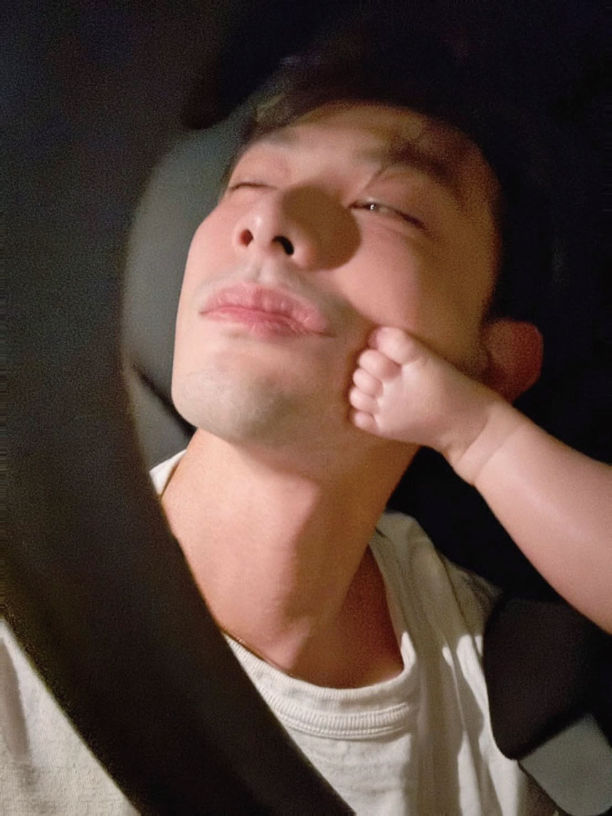 連晨翔被女兒的嫩腳踢臉。網上圖片