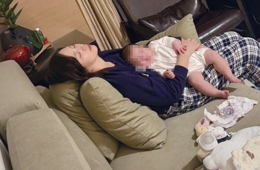 連晨翔拍下劉品言與女兒睡著的畫面。網上圖片
