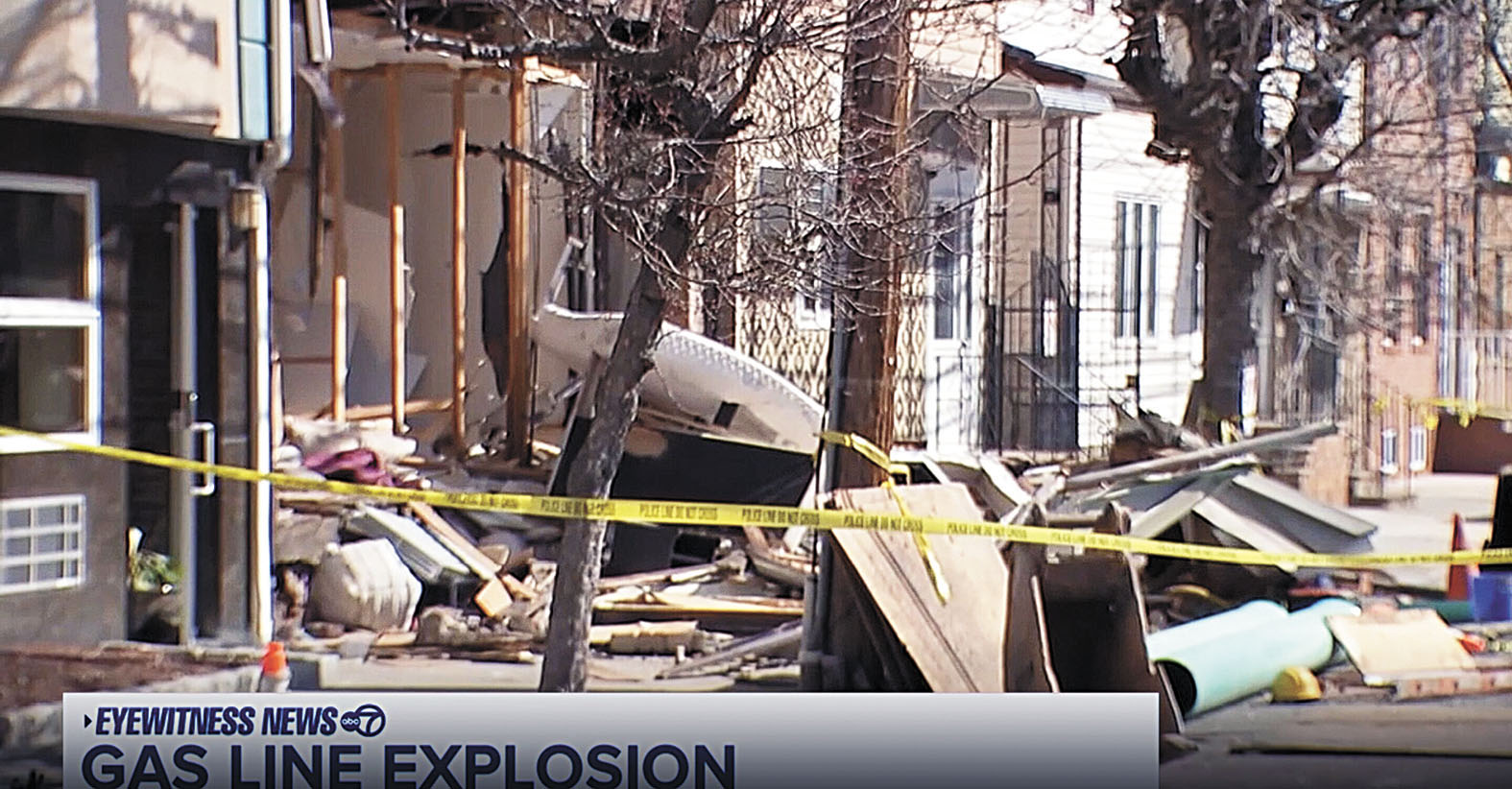 爆炸的威力導致民宅的正面外牆整塊崩塌。 WABC截圖