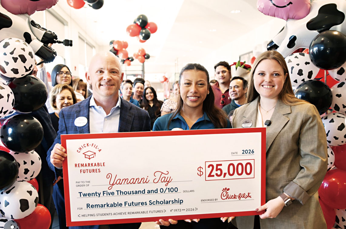 戴妮獲頒發2.5萬元的獎學金支票。Chickfilanorthbergen instagram圖片