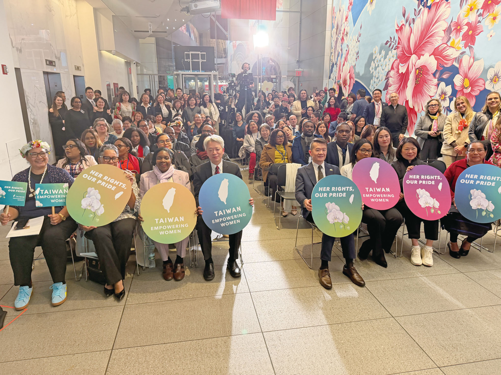 參與賓客、NGO代表及友邦貴賓高舉「Her Rights, Our Pride」合影。