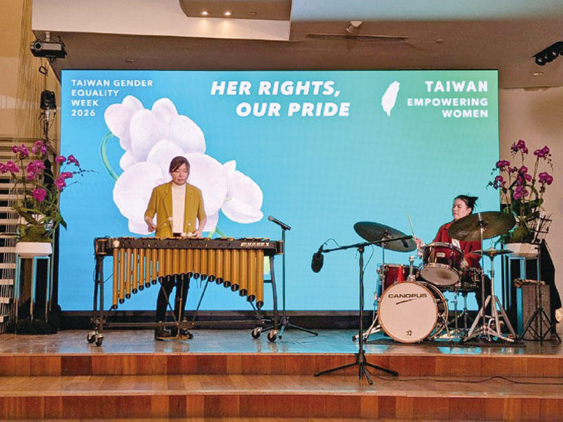 鐵琴手蘇郁涵及鼓手吳玟葶現場表演融合台灣元素爵士樂。