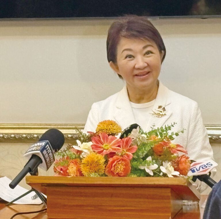台灣台中市長盧秀燕展開美國東西兩岸友好交流訪問行程，在法拉盛與僑界晚宴和談她訪美三大目的。