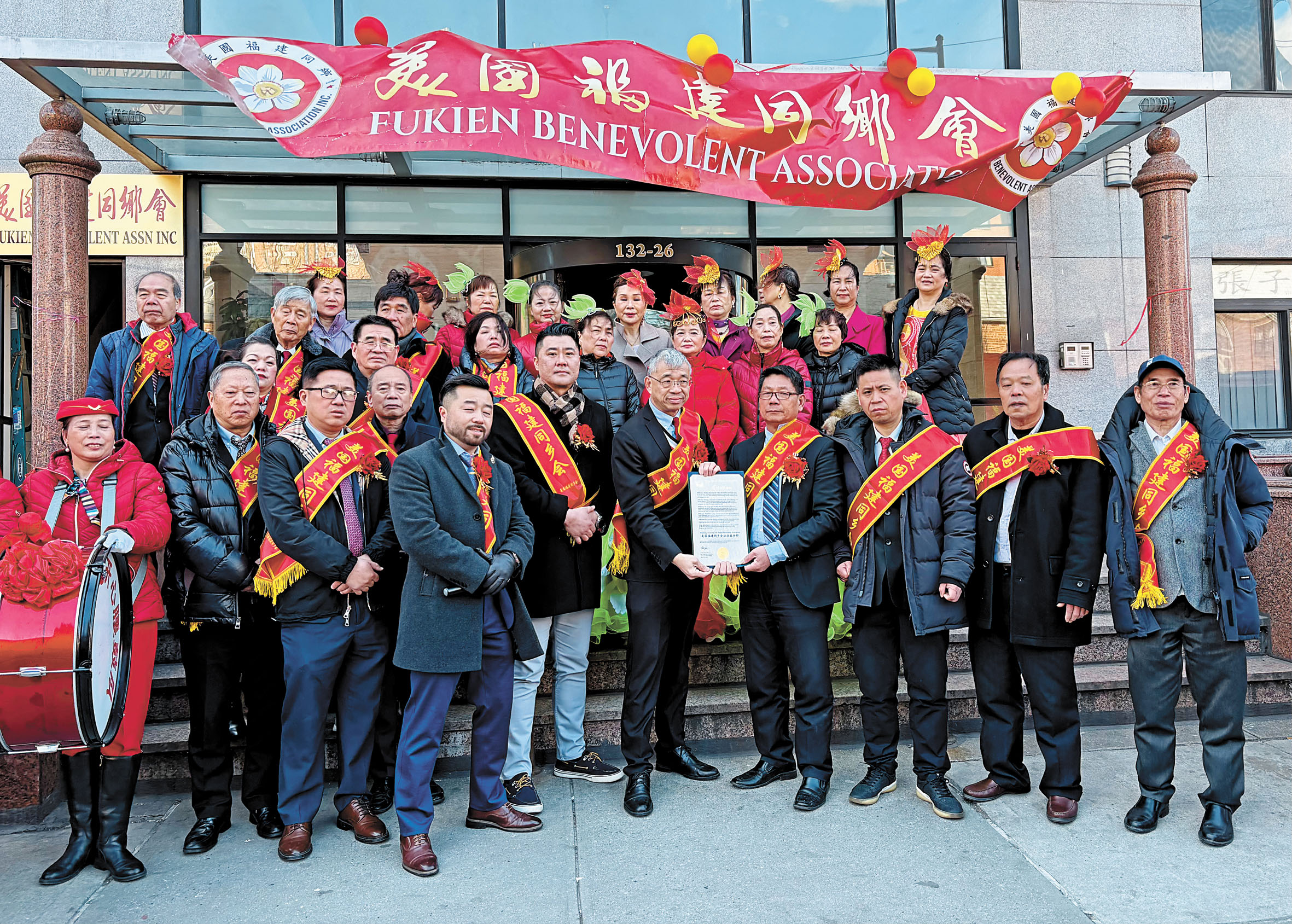 美國福建同鄉會在皇后區法拉盛成立辦事處,在閩籍同鄉組成的鼓樂隊喧天樂聲中,舉行揭牌儀式。