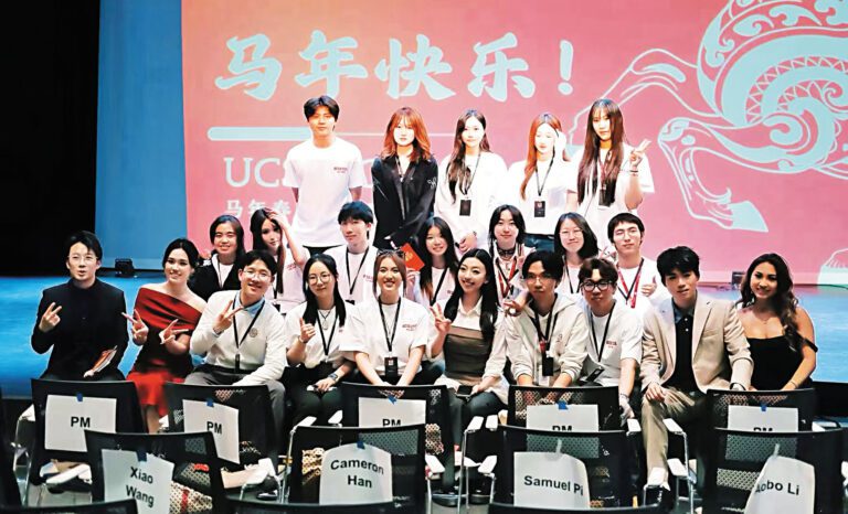 中國學生學者聯誼會成員晚會大合照。 主辦方提供