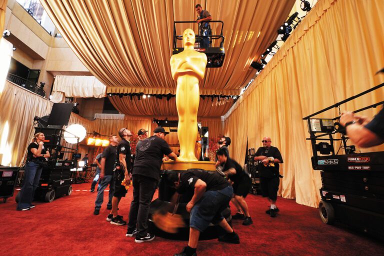 工作人員14日在洛杉磯杜比劇院佈置，為周日舉行的第98屆奧斯卡頒獎典禮作準備。美聯社