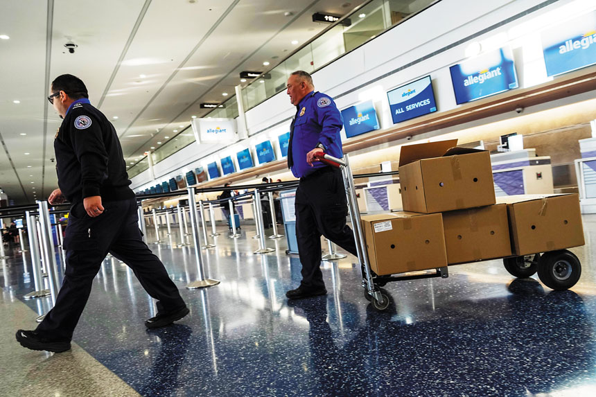拉斯維加斯機場TSA人員11日搬運美高梅度假村(MGM Resorts)所捐贈的午餐。美聯社