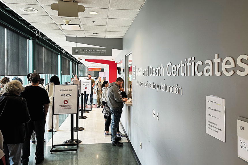 圖為俄亥俄州哥倫布公共衛生局民眾排隊申領出生及死亡證明文件。美聯社