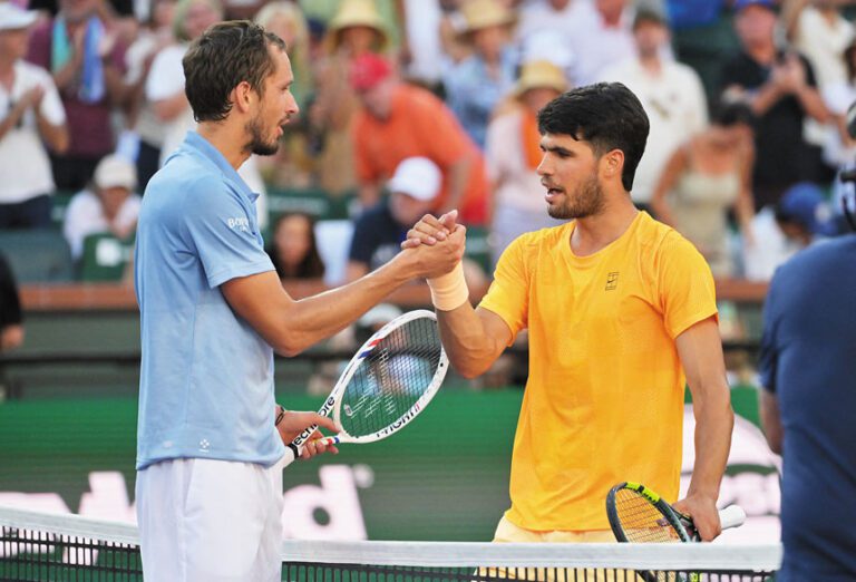 梅德維德夫（左）與阿爾卡拉斯握手致意。路透社