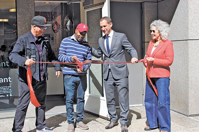 三藩市市長羅偉與Polly Ann冰淇淋店主維亞法拉為新店主持剪綵。記者陳程威攝