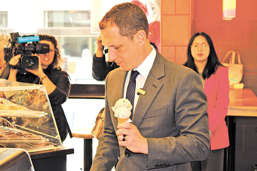 羅偉在Polly Ann冰淇淋店內試吃冰淇淋。記者陳程威攝