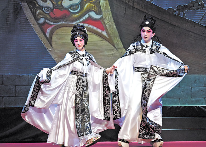 右起：梁振文、梁芷萁演《去國歸降》。記者黃偉江攝