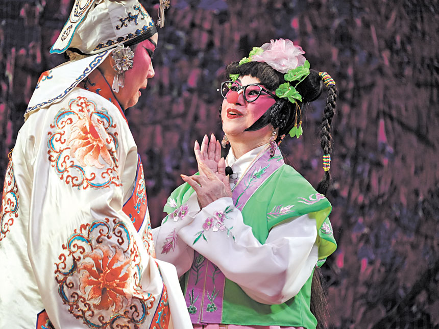 右起：馬秀端、何偉凌在《春花笑六郎》中的滑稽扮相。記者黃偉江攝