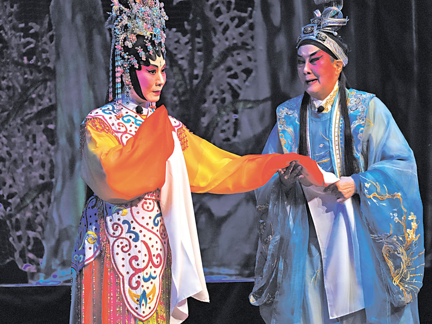 左起：周玉瑜、何偉凌演《洛水夢會》。記者黃偉江攝