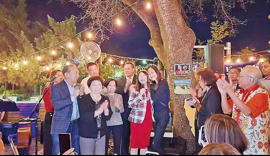 主賓與馬世雲合影。李珊珊攝