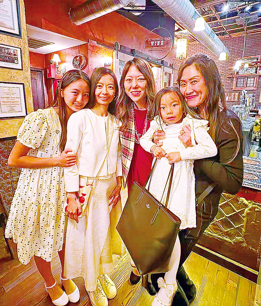 主賓與馬世雲合影。李珊珊攝