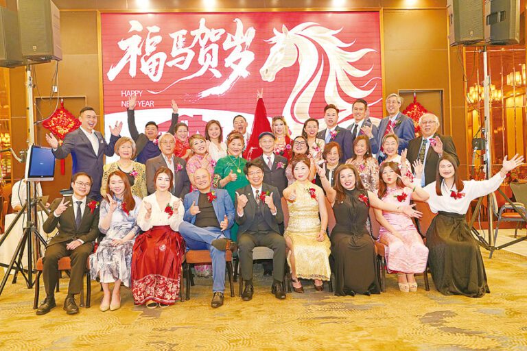 政要及嘉賓親臨祝賀，與美國華人實業協會同仁合影。蕭強攝