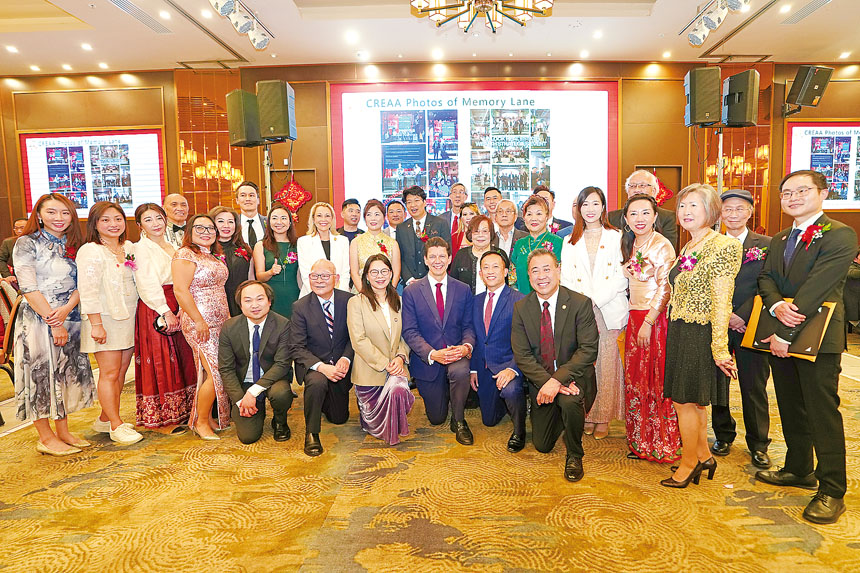 美國華人實業協會同仁合影。蕭強攝