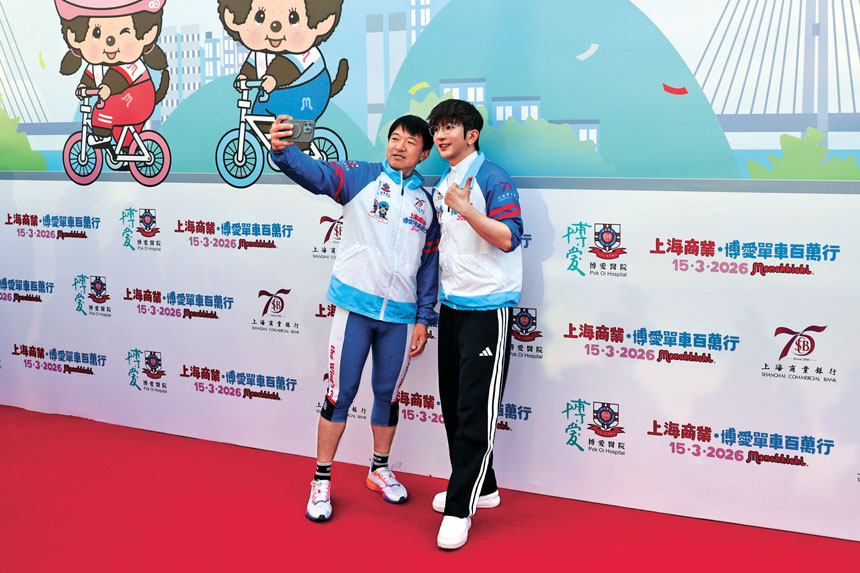 Anson Lo同黃金寶開心玩自拍。