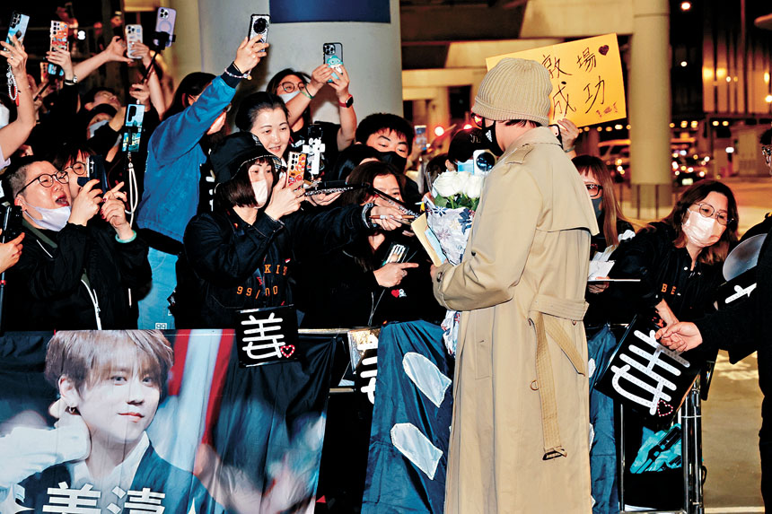 心情大好的姜濤為現場粉絲簽名。