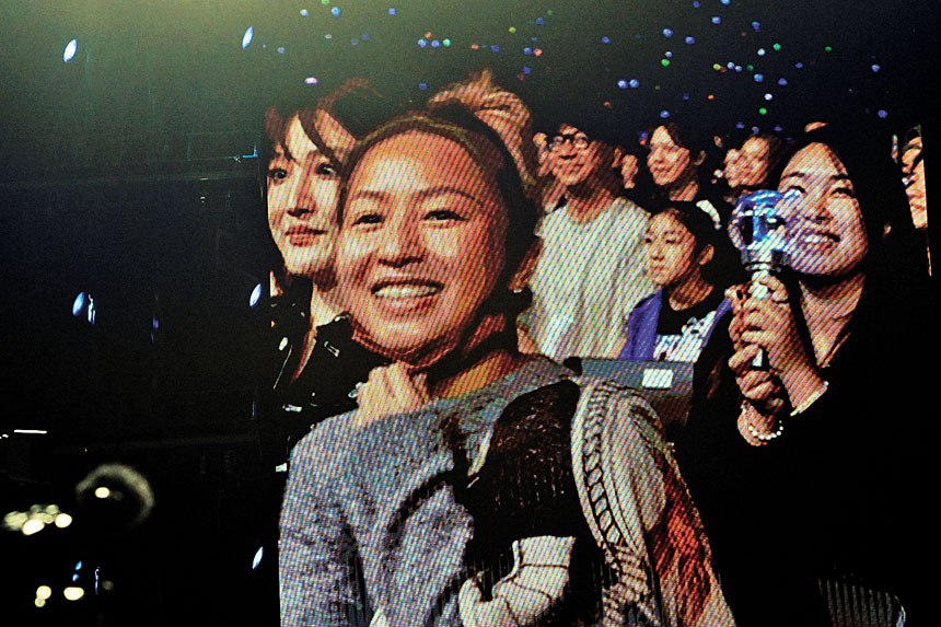 鄭融即興同柏豪合唱當年經典歌曲《一事無成》，掀全場高潮。