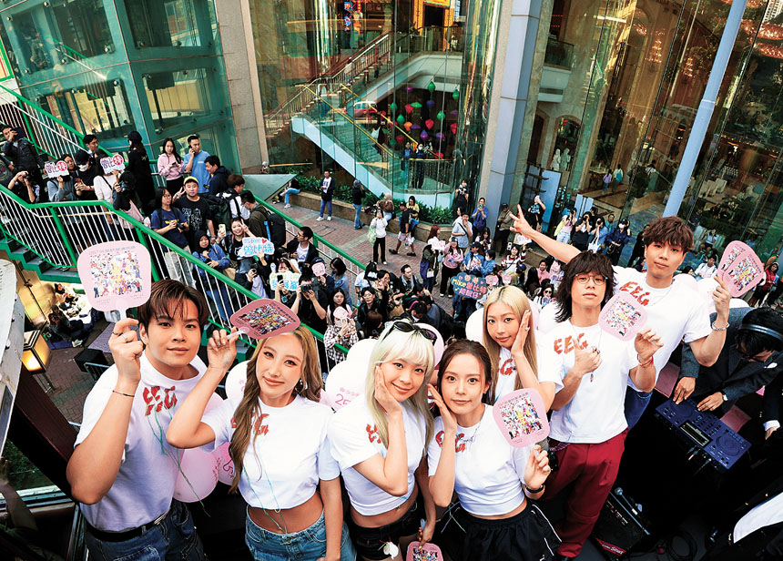 眾人開心登上電車Disco狂歡。