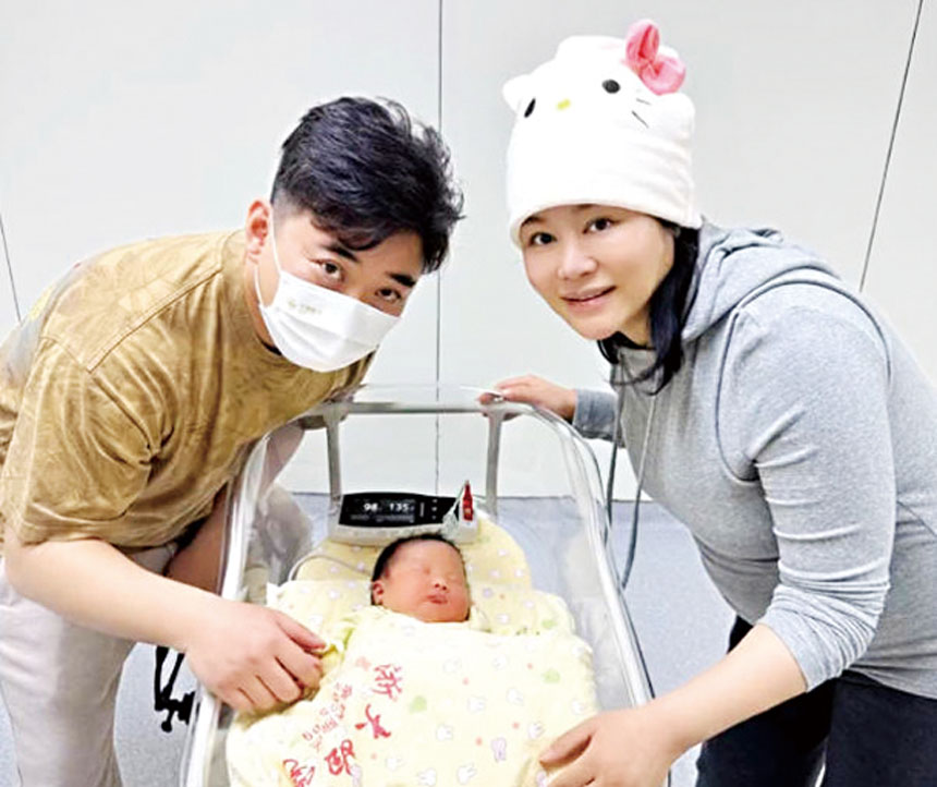 王冕(右)與丈夫和孩子一起合照。網上圖片