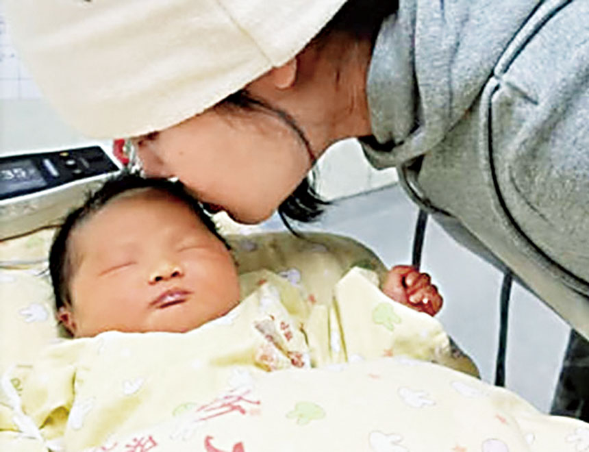 王冕親吻孩子。