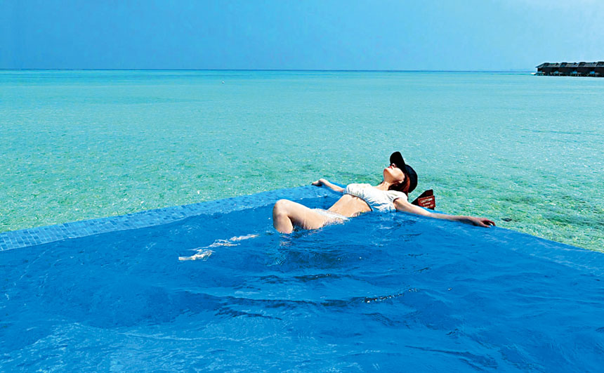 徐璐穿著比堅尼大秀好身材。網上圖片