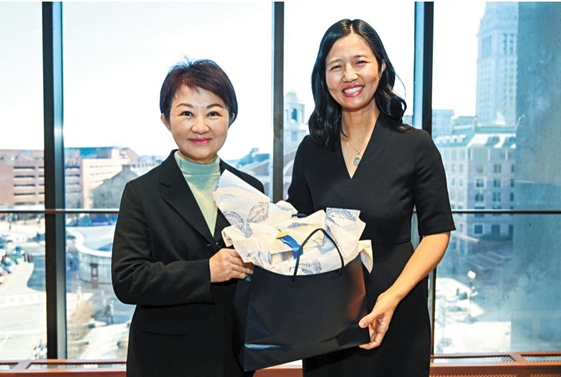 兩位市長交換紀念品。 市府提供